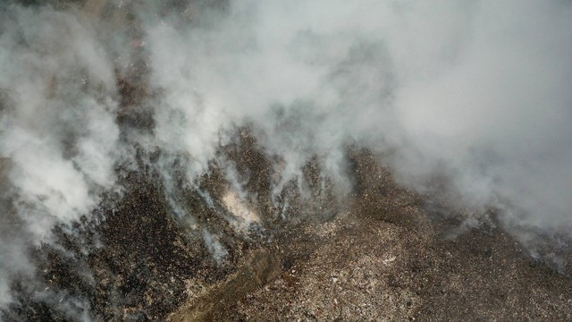 Foto udara TPA Sarimukti yang terbakar di Kabupaten Bandung Barat, Jawa Barat, Rabu (23/8/2023). Foto: ANTARA FOTO/Raisan Al Farisi