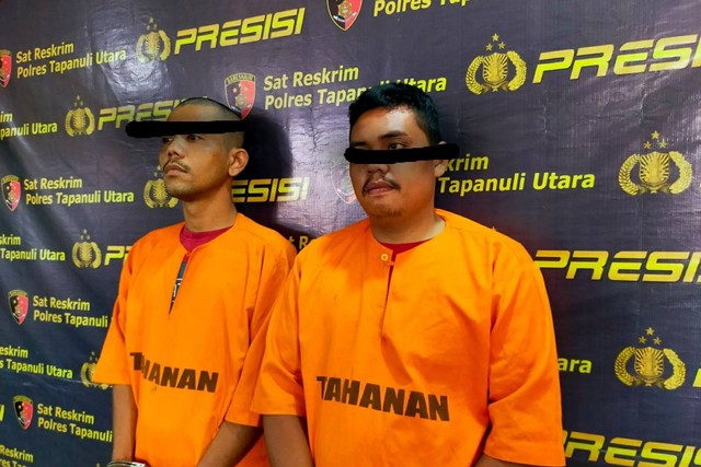 Dua warga Pematang Siantar yang merampok di Kabupaten Tapanuli Utara, Sumut, dengan modus mengaku menjadi polisi. Foto: Dok. Polres Tapanuli Utara
