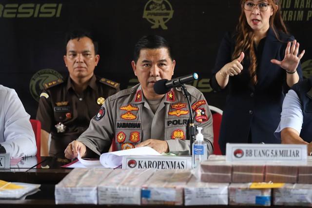 Karo Penmas Polri Brigjen Pol Ahmad Ramadhan memberikan keterangan pers Pengungkapan Tindak Pidana Pencucian Uang di Bareskrim Polri, Jakarta, Kamis (24/8/2023).  Foto: Dicky Adam Sidiq/kumparan