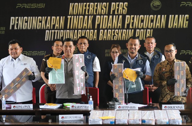 Karo Penmas Polri Brigjen Pol Ahmad Ramadhan bersama Direktur Tindak Pidana Narkoba Bareskrim Polri Brigjen Pol Mukti Juharsa memberikan keterangan pers Pengungkapan Tindak Pidana Pencucian Uang di Bareskrim Polri, Jakarta, Kamis (24/8/2023).  Foto: Dicky Adam Sidiq/kumparan