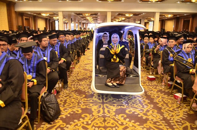 Becak listrik kampus Udinus (Becik-KU) saat antarkan wisudawati Udinus memasuki ruang senat di Hotel Patrajasa Semarang