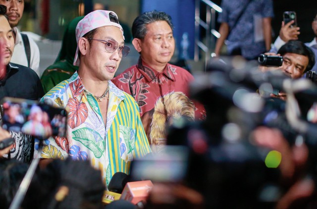 Artis Denny Sumargo saat ditemui wartawan usai melaporkan DJ Verny terkait pencemaran nama baik di Polda Metro Jaya, Jakarta, Selasa, (22/08/2023).  Foto: Agus Apriyanto