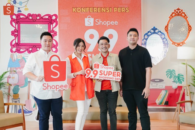 Ruben Onsu & Sarwendah bagikan kisah mengukir cerita terbaik untuk keluarga di kemeriahan Shopee 9.9 Super Shopping Day. Foto: istimewa