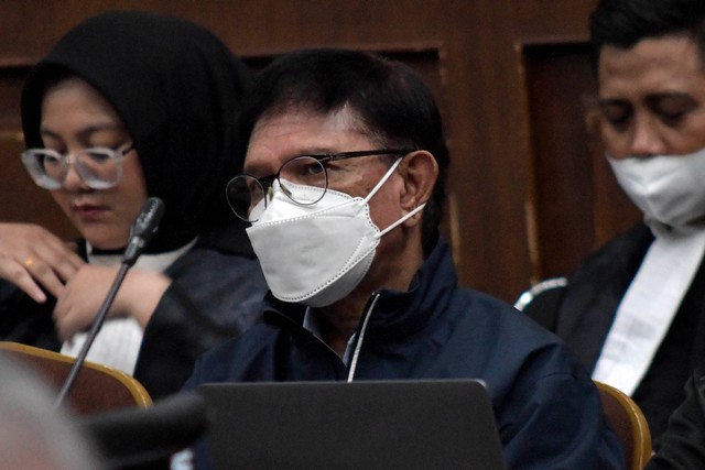 Terdakwa kasus dugaan korupsi penyediaan infrastruktur base transceiver station (BTS) 4G dan infrastruktur pendukung BAKTI Kominfo Johnny G. Plate (tengah) menjalani sidang lanjutan di Pengadilan Tipikor, Jakarta, Kamis (24/8/2023). Foto: Fakhri Hermansyah/Antara Foto