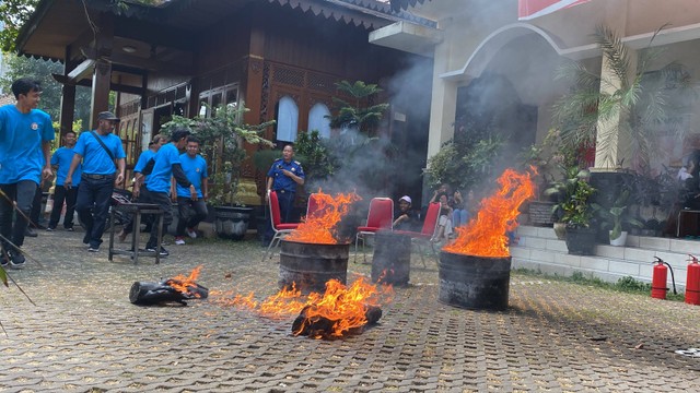 Kelompok KKN UNS Fakultas Keguruan dan Ilmu Pendidikan 50 berkolaborasi dengan Perangkat Desa Kelurahan Penumping melakukan pelatihan kepada POKDAR KANTIBMAS dan Linmas Kelurahan Penumping, Kecamatan Laweyan, Kota Surakarta