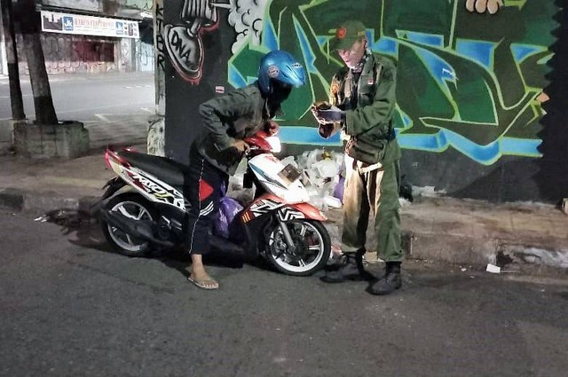 Satpol PP Kota Yogyakarta melibatkan Linmas untuk mengingatkan warga yang membuang sampah sembarangan di jalan. Foto: Pemkot Yogya