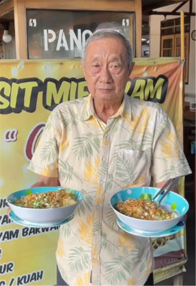 Kakek Suwito, penjual mi ayam asal Surabaya yang usahanya hampir bangkrut karena dituduh pakai minyak babi.
Foto: @kobuncit/TikTok