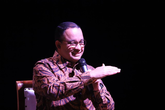 Anies Baswedan menjadi pembicaraa pada acara Bicara Kebudayaan:Kini dan Nanti di Teater Wahyu Sihombing, Jakarta, Kamis (24/8/2023).
 Foto: Dicky Adam Sidiq/kumparan
