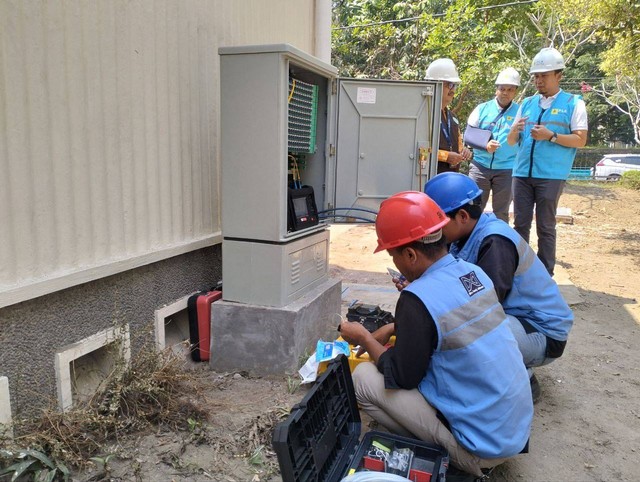 PRoses pemeriksaan revitalisasi jaringan kabel. Foto: M Wulan/Tugu Jogja