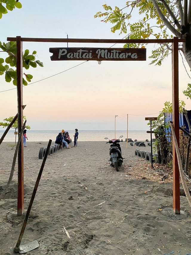 Pintu masuk Pantai Mutiara. Sumber: dokumentasi pribadi