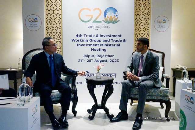 Mendag Zulkifli Hasan bersama Menteri Perdagangan Luar Negeri Persatuan Emirat Arab Thani Bin Ahmed Al Zeyoudi dalam G20 Trade and Investment Ministerial Meeting (TIMM) di Jaipur, India pada Kamis (24/8). Foto: Kemendag RI