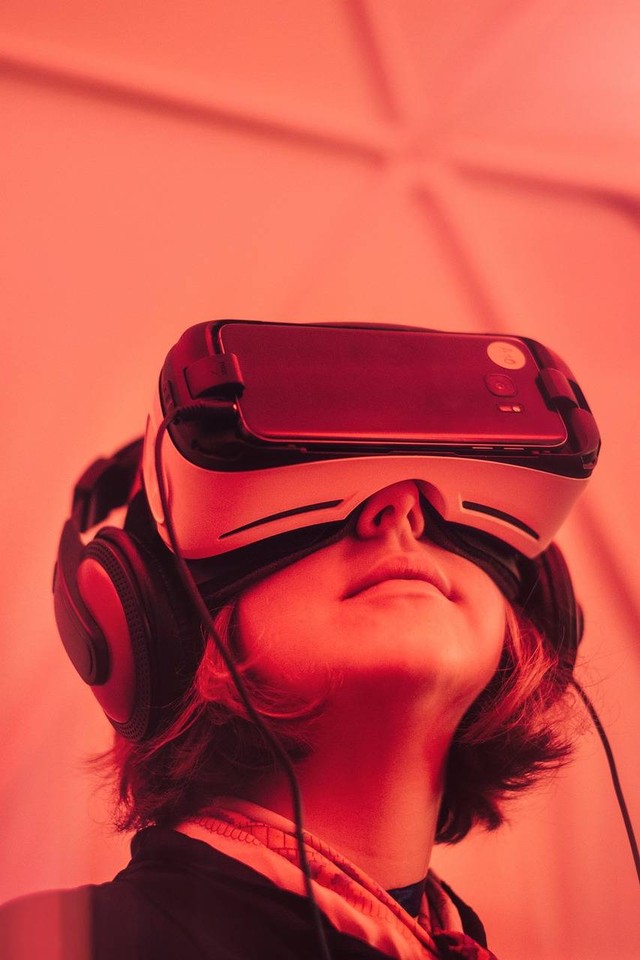 ilustrasi penggunaan Virtual Realiti (sumber: https://pixabay.com/id/)