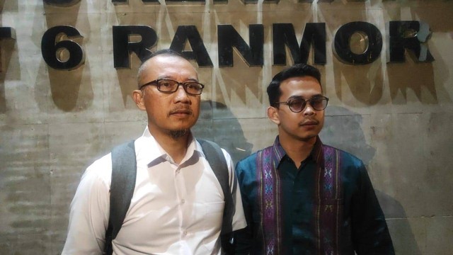 Ayah Sultan Rif'at, Fatih, bersama kuasa hukum Fazri Hasibuan memenuhi pemanggilan Polda Metro Jaya sebagai pelapor kasus kecelakaan yang menimpa anaknya itu. Keduanya diperiksa selama sekitar 7 jam dengan 16 pertanyaan dari penyidik.  Foto: Dok. Istimewa