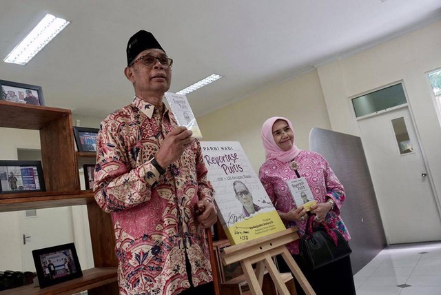 Perni Hadi (75) Tahun menuangkan curahan, gagasan hingga ide-ide dalam sebuah buku Reportase Puitis yang diluncurkan pada Rabu (23/08/2023) berlokasi di Institut Kemandirian, Karawaci, Tangerang, Banten.