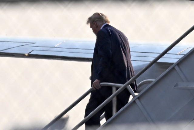 Mantan Presiden AS Donald Trump turun dari pesawat saat tiba di Bandara Internasional Atlanta Hartsfield-Jackson untuk menyerahkan diri di Penjara Fulton County, Atlanta, Georgia, AS. Foto: ANDREW CABALLERO-REYNOLDS / AFP
