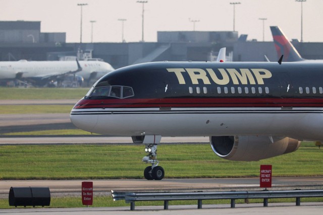 Pesawat mantan Presiden AS Donald Trump saat mendarat di Bandara Internasional Atlanta Hartsfield-Jackson untuk menyerahkan diri untuk diproses di Penjara Fulton County, Atlanta, Georgia, AS. Foto: Ricardo Arduengo/REUTERS