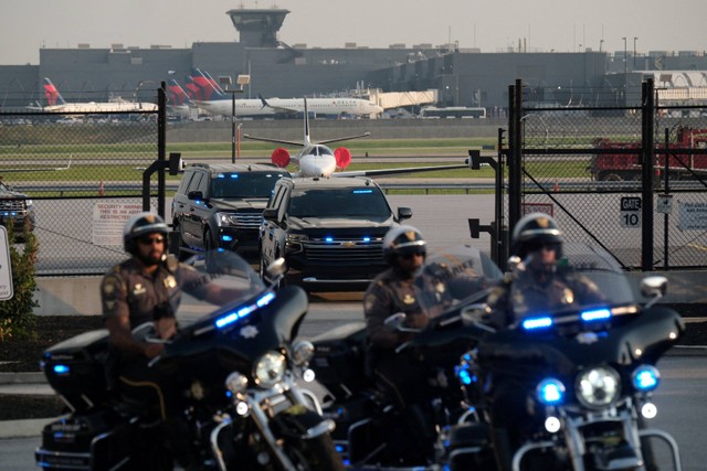 Iring-iringan mobil mantan Presiden AS Donald Trump di Bandara Internasional Atlanta Hartsfield-Jackson untuk menyerahkan diri untuk diproses di Penjara Fulton County, Atlanta, Georgia, AS. Foto: Ricardo Arduengo/REUTERS