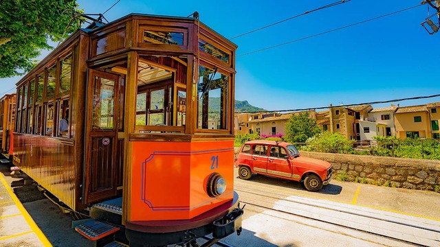 Ilustrasi jam operasional tram di pik. Sumber: www.unsplash.com
