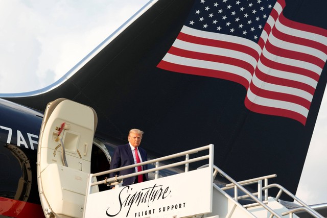 Mantan Presiden AS Donald Trump turun dari pesawat saat tiba di Bandara Internasional Atlanta Hartsfield-Jackson untuk menyerahkan diri untuk diproses di Penjara Fulton County, Atlanta, Georgia, AS.
 Foto: Alex Brandon/AP Photo