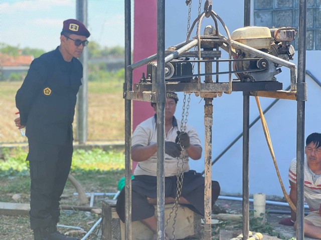 Titik lokasi pengeboran air tanah terletak di kompleks Perumahan Dinas, Kamis (24/08/2023) Pagi (Foto : Humas Lapas Narkotika Pamekasan)