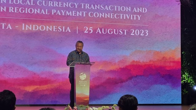 Gubernur Bank Indonesia Perry Warjiyo dalam acara MOU on Local Currency Transaction, Jumat (25/8). Foto: Ave Airiza Gunanto/kumparan