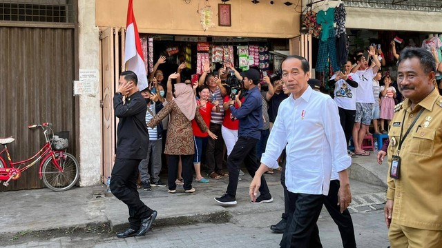 Presiden Joko Widodo berkunjung ke Pasar Brahrang, Kota Binjai, Sumatera Utara, Jumat (25/8/2023). Foto: Tri Vosa/kumparan