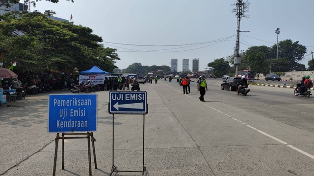 Percobaan razia uji emisi di Jalan Perintis Kemerdekaan, Jakarta Timur, Jumat (25/8). Foto: Jonathan Devin/kumparan