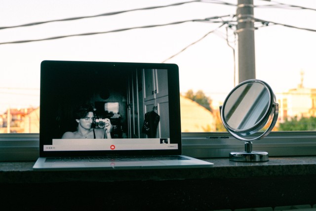 Cara Buka Kamera di Laptop. Foto:Pexels/Matteo Basile.