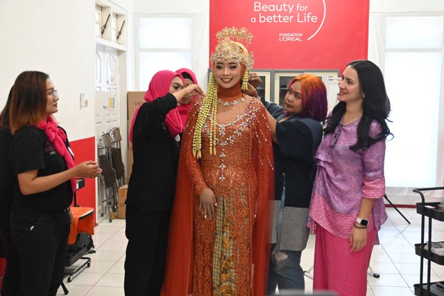 Program Beauty For A Better Life (BFBL) yang diinisiasi L'Oreal untuk berdayakan perempuan prasejahtera bekerja sama dengan SPeKTRA. Foto: L'Oreal Indonesia