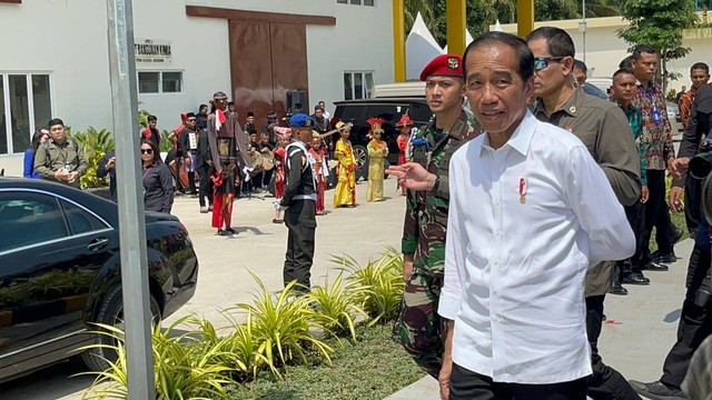 Presiden Joko Widodo usai meresmikan SPAM Regional di Kota Binjai, Sumut.  Foto: Tri Vosa/kumparan