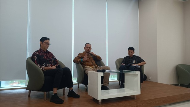 Direktur Jenderal Perumahan Kementerian PUPR, Iwan Suprijanto (tengah) saat konferensi pers Hari Perumahan Nasional, di Kantor PUPR, Jakarta, Jumat (25/8/2023).  Foto: Akbar Maulana/kumparan