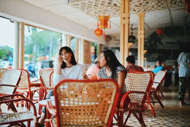 Cafe bagus di Surabaya, foto hanya ilustrasi: Unsplash/Rendy Novantino