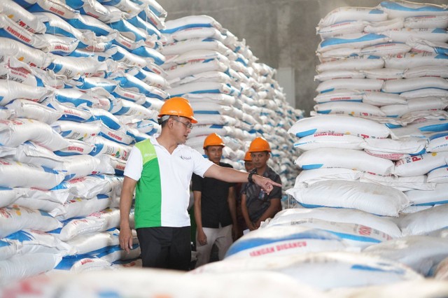 Direktur Utama Pupuk Indonesia Rahmad Pribadi cek stok pupuk di Gudang Klari Karawang, Jawa Barat, Kamis (24/8/2023). Foto: Pupuk Indonesia 