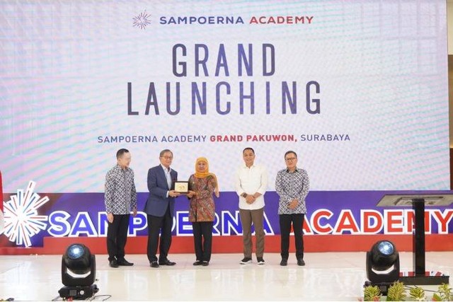 Gubernur Jawa Timur Khofifah Indar Parawansa di Sampoerna Academy Surabaya Grand Pakuwon Campus. Foto: Sampoerna Academy