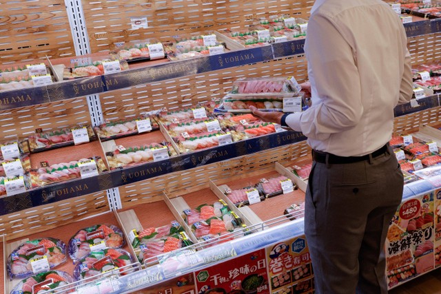 Makanan laut impor Jepang terlihat di supermarket di Hong Kong, Jumat (24/8/2023).  Foto: Tyrone Siu/REUTERS