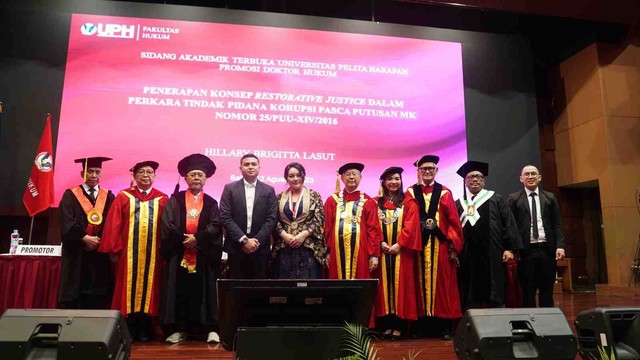 Dr. Hillary Brigitta Lasut, S.H., LL.M., resmi menyandang gelar Doktor Ilmu Hukum dari Universitas Pelita Harapan (UPH) usai dinyatakan lulus dalam Sidang Terbuka Promosi Doktor Hukum di Grand Chapel UPH Lippo Village, Karawaci, Tangerang, pada Sabtu, 12 Agustus 2023.