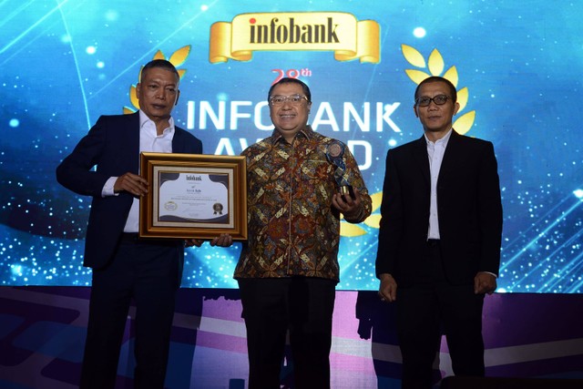 Bank BJB berhasil meraih special trophy, yakni "Diamond Trophy" dalam ajang 28th Infobank Banking Apreciation 2023. Foto: Bank BJB