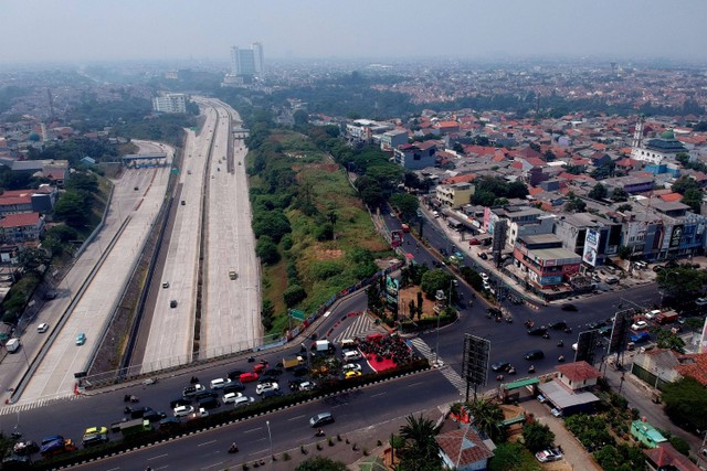 Foto udara kawasan Margonda depok yang tertutup kabut polusi udara di Depok, Jawa Barat, Jumat (25/8/2023). Foto: Yulius Satria Wijaya/Antara Foto