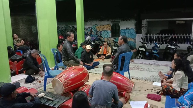 Para anggota Sanggar Mutio Raras sedangn latihan lakon "Darpo Kayun." Foto: Dok. Sanggar Mutio Raras