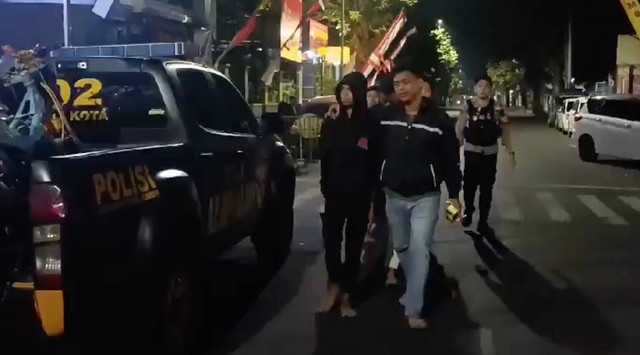 Tim Polres Jember menangkap para pemuda PSHT yang berbuat onar. Foto: Dok. Istimewa