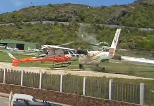 Pesawat twin otter menabrak helikopter yang terparkir di apron Bandara St. Barts di Kepulauan Karibia. Foto: Istimewa