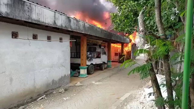 Kebakaran rumah di Desa Bareng, Kecamatan Sugihwaras, Kabupaten Bojonegoro, Jawa Timur. Jumat (25/08/2023). (Foto: Dok Istimewa)