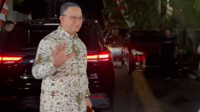 Anies Baswedan tiba di kediaman pribadi SBY di Puri Cikeas, Jawa Barat, Jumat (25/8/2023). Foto: Haya Syahira/kumparan