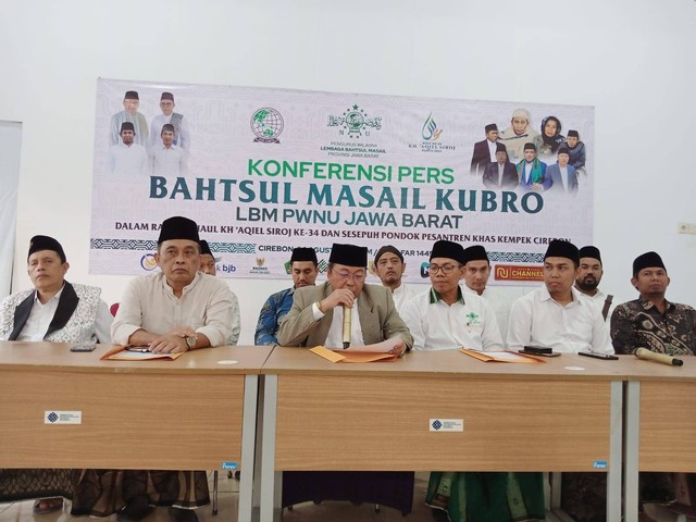 Konferensi pers Bahtsul Masail Kubro LBM PWNU Jabar soal hukum menghina presiden dan apakah presiden sebagai simbol negara. Foto : Tarjoni/Ciremaitoday