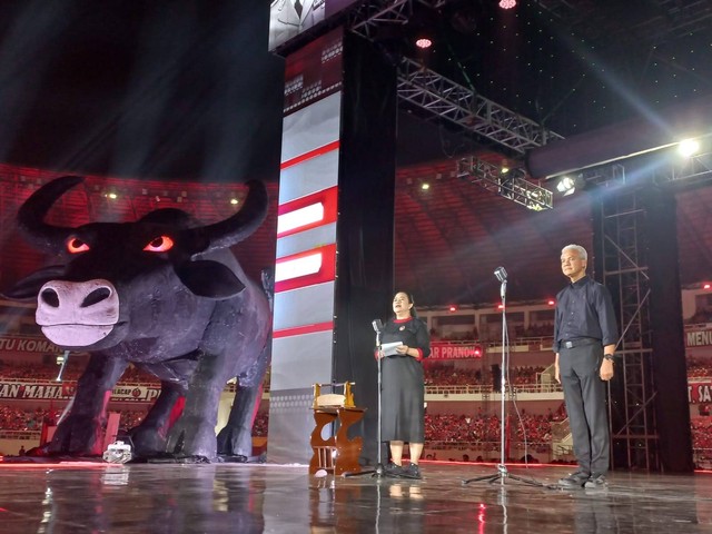 Puan Maharani dan Ganjar Pranowo memberi sambutan saat Apel Siaga kader PDIP di Stadion Jatidiri Semarang pada Jumat (25/8/2023) malam. Foto: Intan Alliva/kumparan