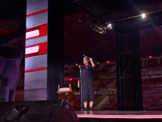 Puan Maharani menerima tongkat komando saat Apel Siaga kader PDIP di Stadion Jatidiri Semarang pada Jumat (25/8/2023) malam. Foto: Intan Alliva/kumparan