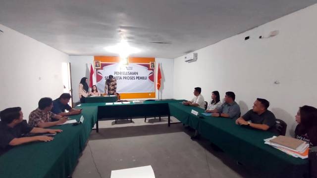 Suasana mediasi antara KPU Manado dan Partai Golkar terkait penetapan DCS.