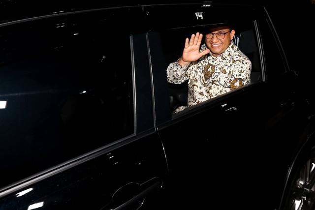 Bacapres dari Koalisi Perubahan untuk Persatuan, Anies Baswedan melambaikan tangan dari dalam mobil usai pertemuan dengan Majelis Tinggi Partai Demokrat Susilo Bambang Yudhoyono (SBY) di Puri Cikeas, Kabupaten Bogor, Jawa Barat, Jumat (25/8/2023). Foto: Asprilla Dwi Adha/Antara Foto