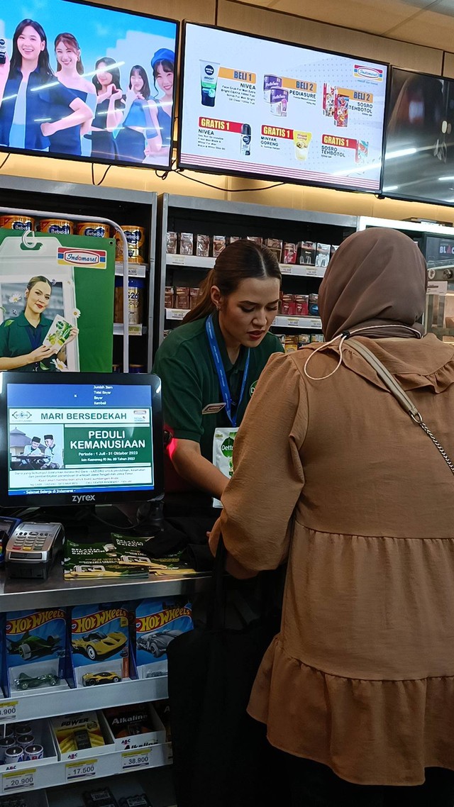 Raisa jadi kasir pembelian produk Dettol Activ-Botany di Indomaret Meli Melo, Harapan Indah, Bekasi, Jumat (25/8). Foto: Giovanni/kumparan