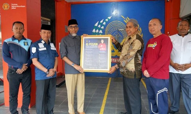 Irjen Kemenkumham berfoto bersama Jajaran Lapas Subang dan Bapas Subang